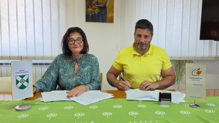 Podpis pogodbe za energetsko sanacijo športne dvorane Hrpelje